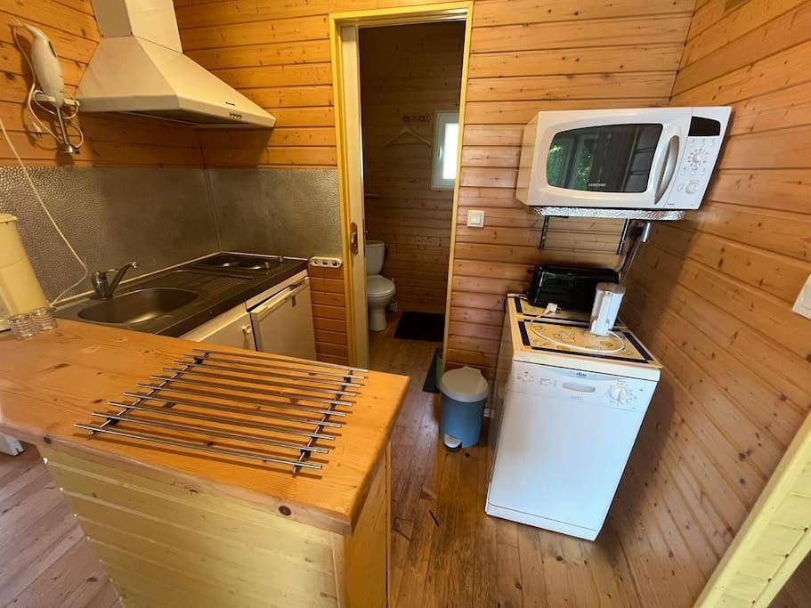 Two-Bedroom Chalet in Lacapelle-Viescamp, Région d'Aurillac