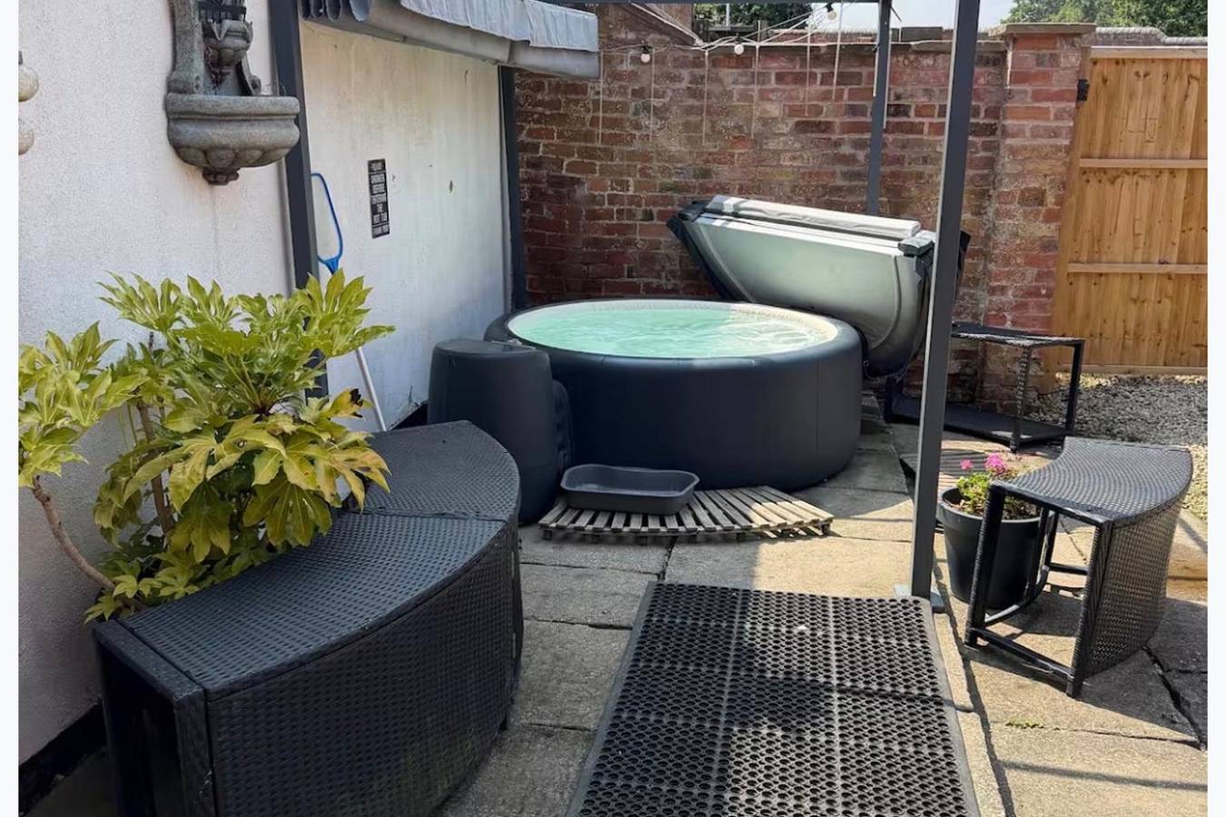 The Hurst Stable, Sleeps 4 with Hot Tub & Parking in Staffordshire