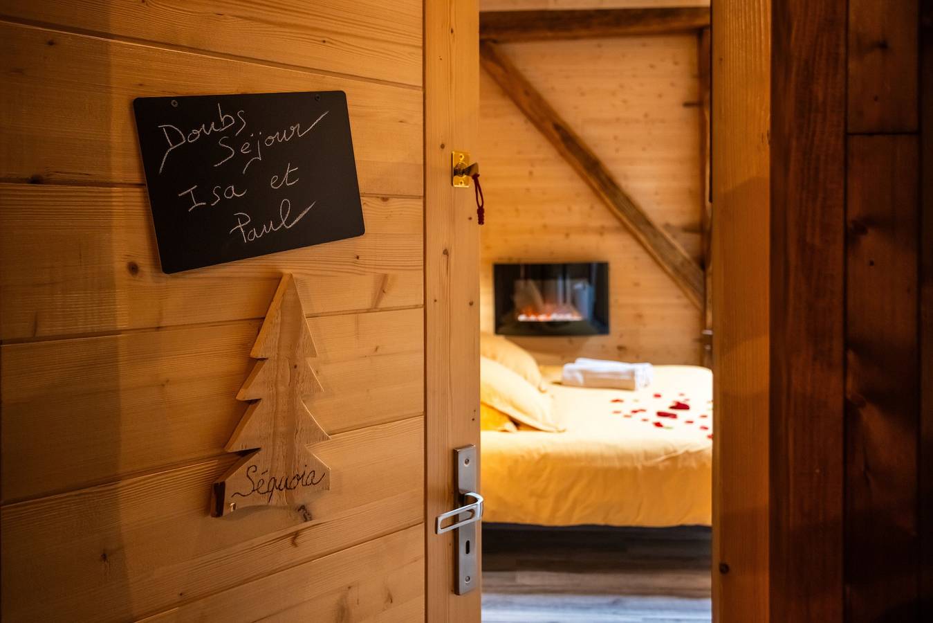 Habitación « Séquoia » con terraza común, jardín compartido y jacuzzi compartido in Vellerot-lès-Vercel, Jura Francais