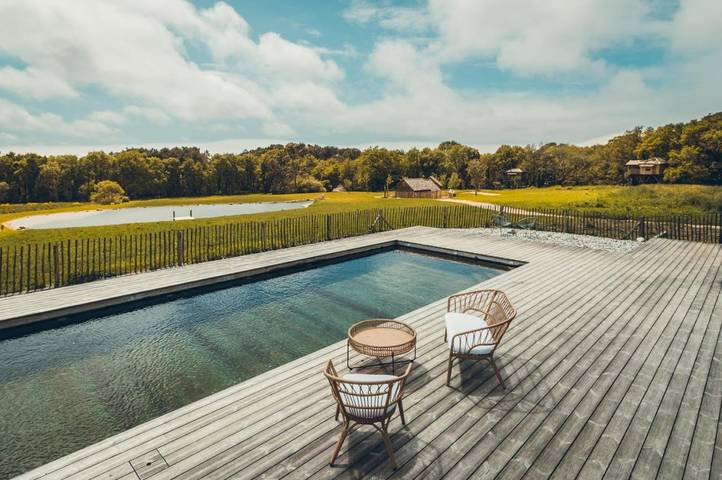 Location de vacances pour 2 personnes, avec Terrasse et Jacuzzi ainsi que Jardin et Piscine à Ploemel