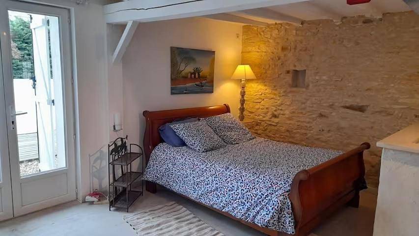 Maison d’hôte pour 2 personnes, avec jardin ainsi que vue et piscine à Thaumiers