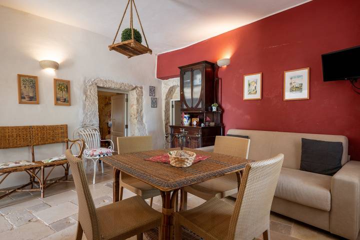 Trullo 'Riccardo' con terrazza privata, Wi-Fi e aria condizionata in Ostuni, Salento