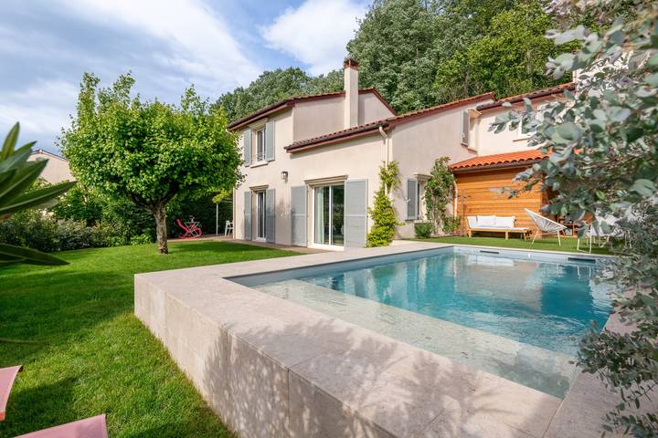 Villa per 6 persone, con Terrazza e Giardino nonché Piscina in Rodano