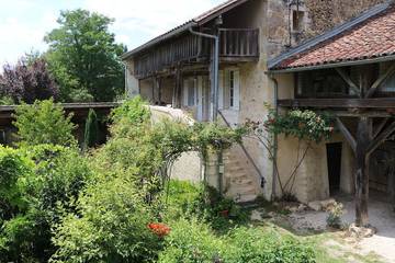 Gîte pour 10 personnes, avec jardin et balcon à Milhac-de-Nontron