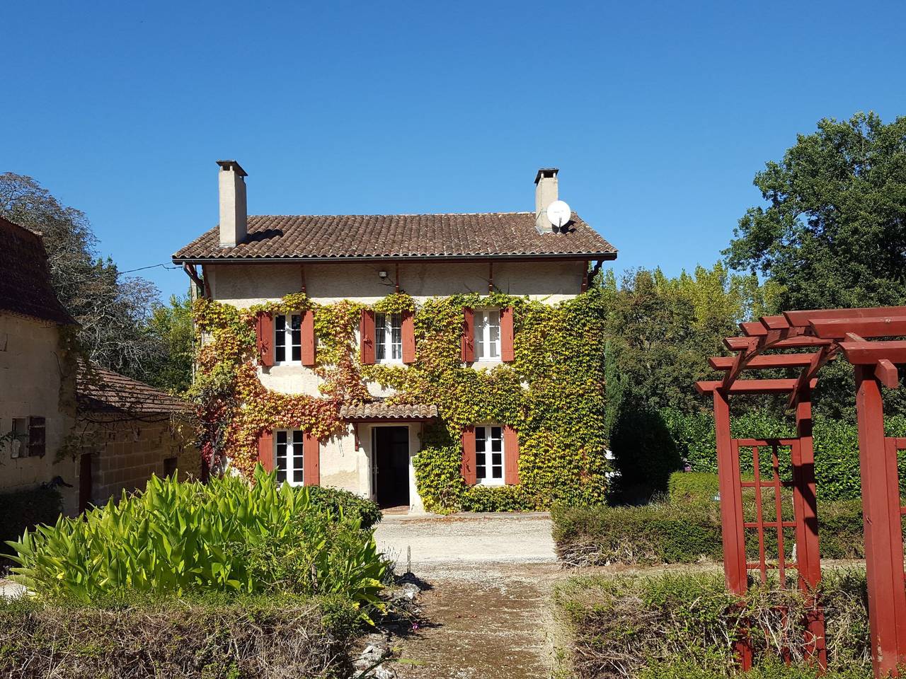 Der Pavillon - im Park des Schlosses Lescaut in Montignac-de-Lauzun, Région de Marmande