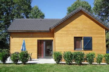 Chalet pour 6 personnes, avec jacuzzi ainsi que jardin et terrasse, animaux acceptés dans le Cantal