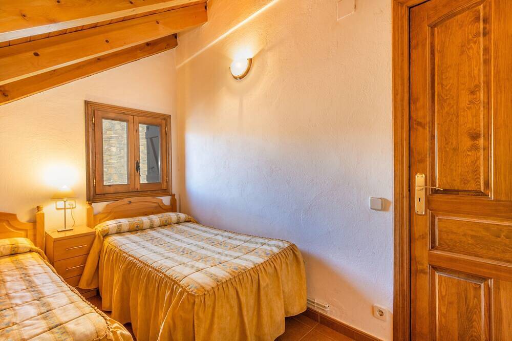 Entire apartment, Apartment 'La Golfa' with Mountain View and Private Garden in Durro, La Vall de Boí