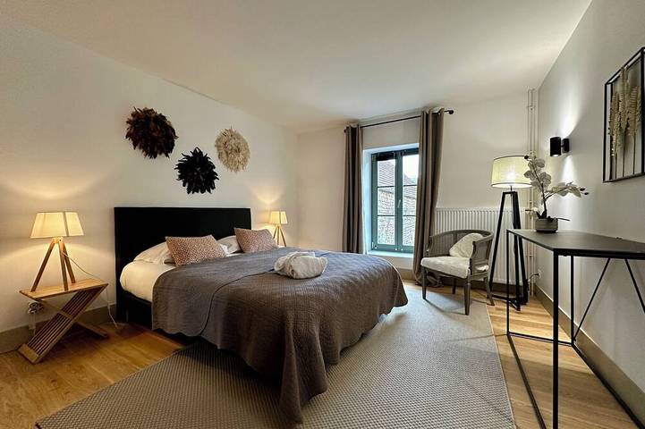 Location de vacances pour 10 personnes, avec terrasse ainsi que jardin et jacuzzi à Gigny - 2