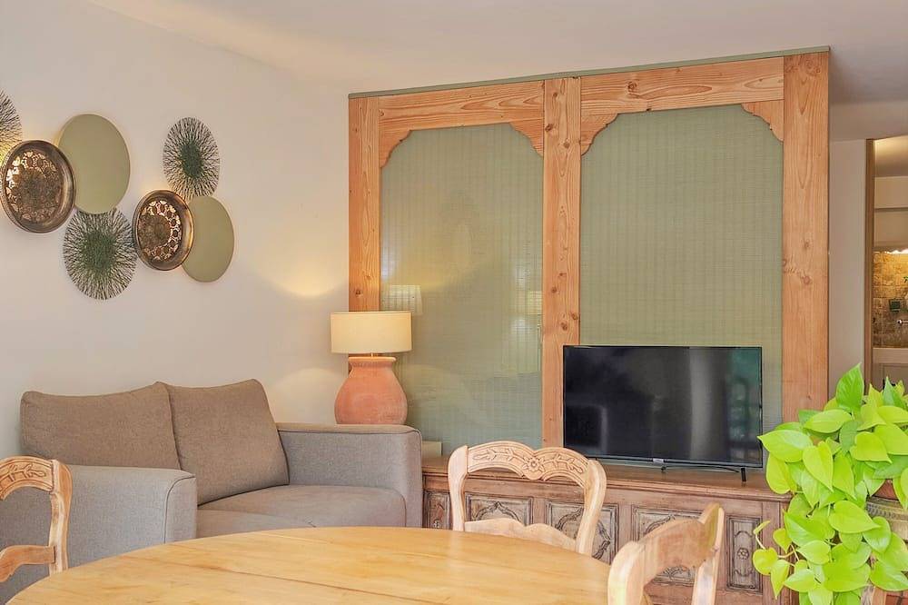 Lovely gite on a vineyard. large swimming pool, very peaceful in Saint-Maximin-la-Sainte-Baume, Brignoles region