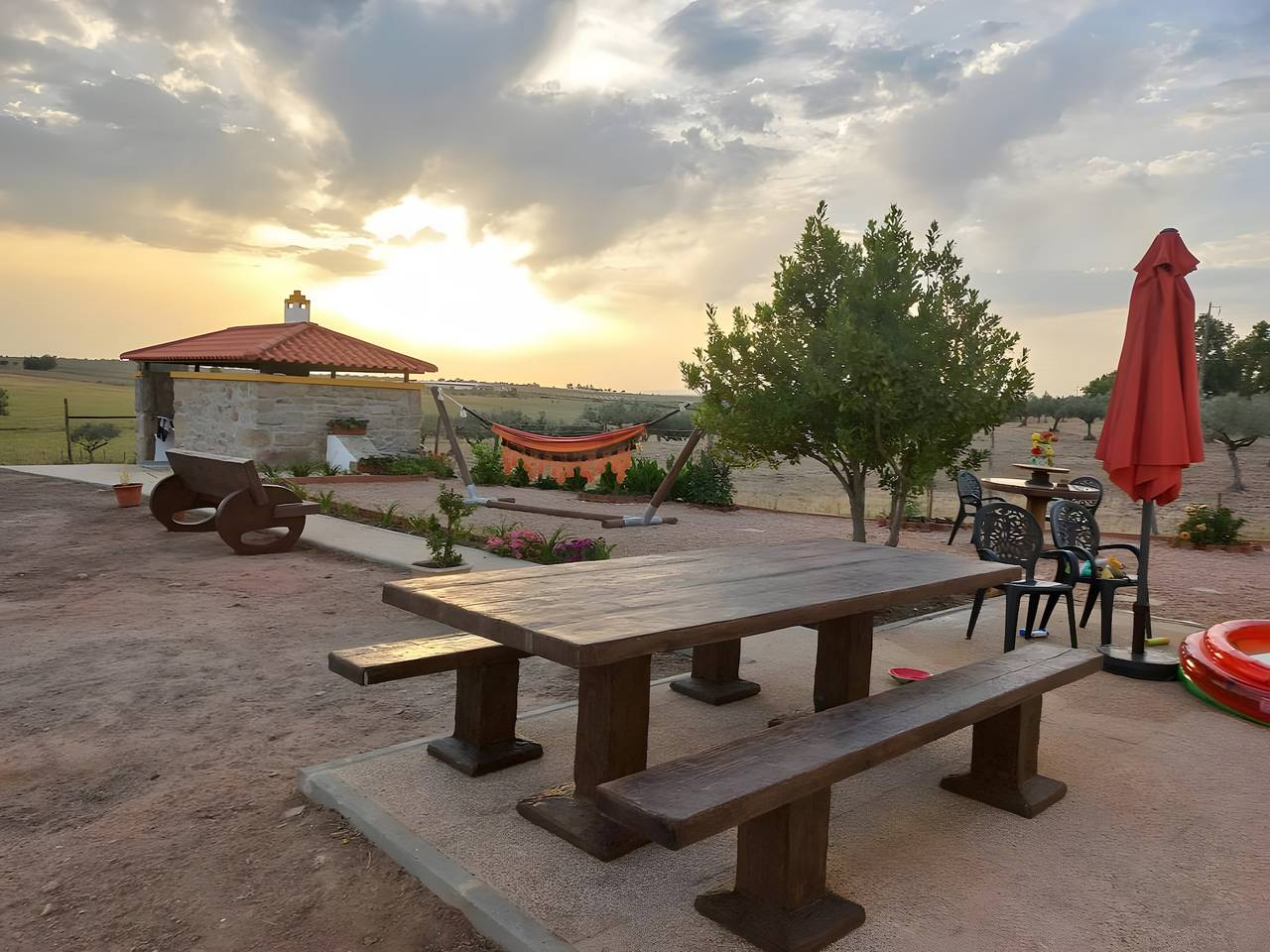 Appartement entier, Casa De Campo Das Oliveiras avec Terrasse Privée, Jardin Partagé et Climatisation in Uniao de Freguesias Idanha-a-Nova e Alcafozes, District de Castelo Branco