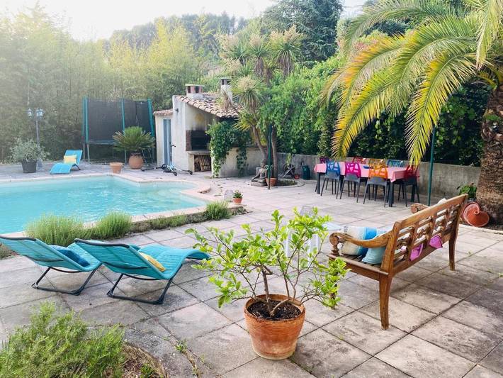 Location de vacances pour 2 personnes, avec Terrasse ainsi que Jardin et Piscine à Peypin