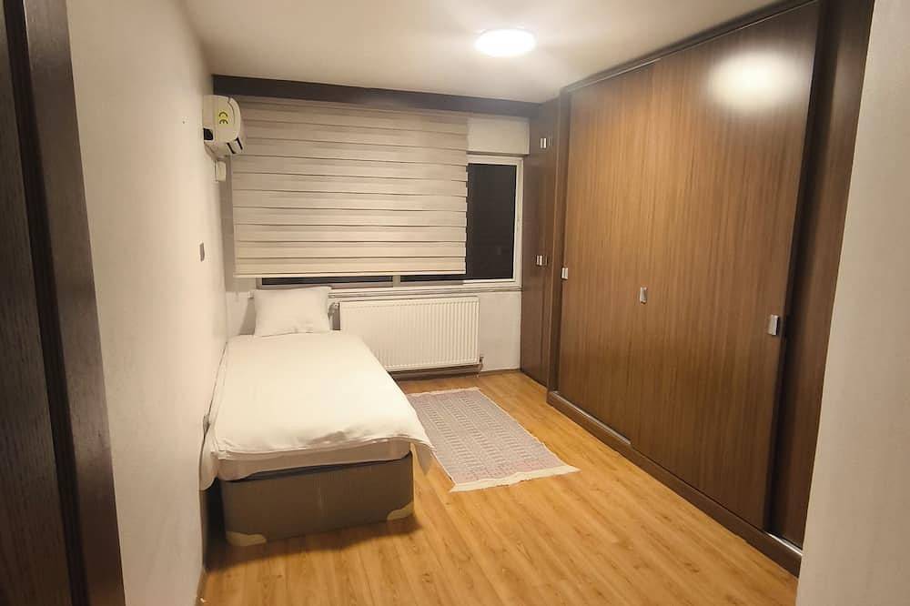 Ganze Wohnung, Spacious 4 bedroom apartment digital coded entrance walking distance to Center in Izmir, Provinz Izmir