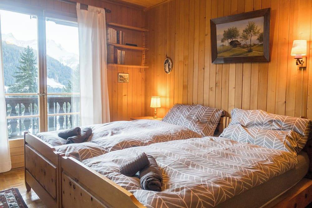 Le chalet se trouve à 200m des télécabines de la Barboleuse à Gryon dans un quartier calme et entour in Gryon, Alpes Vaudoises