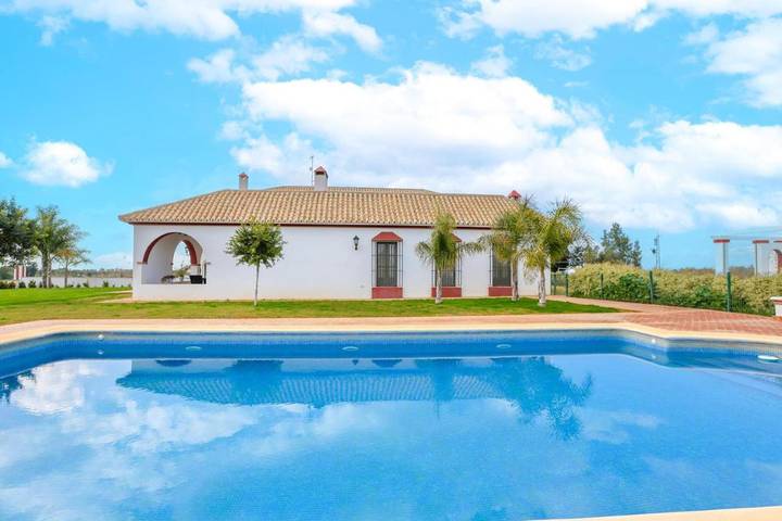 Chalet para 6 personas, con Terraza además de Jardín y Piscina en Carmona 