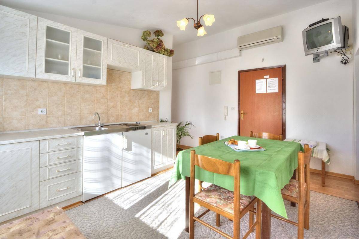 Apartamento vacacional entero, Holiday flat in Baška with private balcony in Baska, Krk (isla)