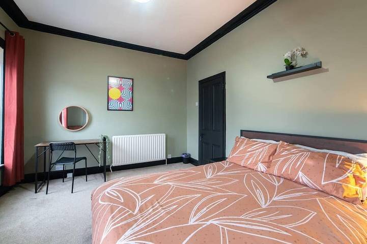 Best Work Stays | 4 Bedrooms | Washer | Free Parking in Liverpool, Merseyside