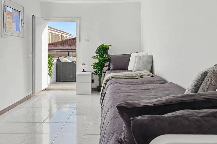 Apartamento entero, En el corazón del casco antiguo, impresionante piso con terraza en la azotea, 3Bed / 1Bath / WIFI / AC in Ventimiglia (Ciudad), Ventimiglia