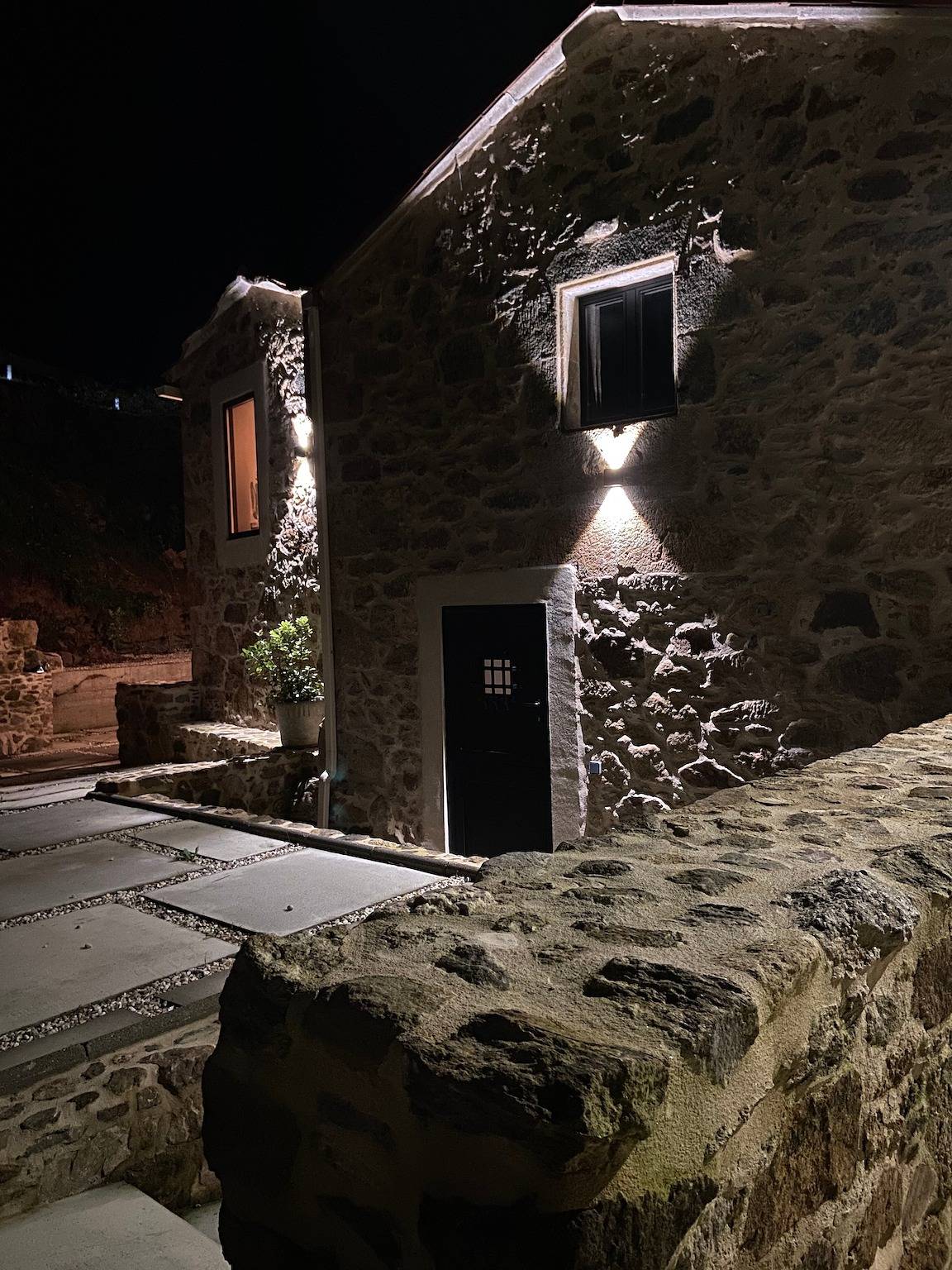 Maison de campagne 'Cortiña Do Castelo' avec vue sur la montagne, terrasse privée et Wi-Fi in Carballo, Costa da Morte