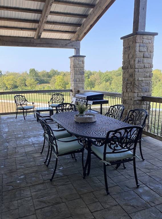 Vacation rental for 4 people, with balcony and hot tub as well as yard in Lexington
