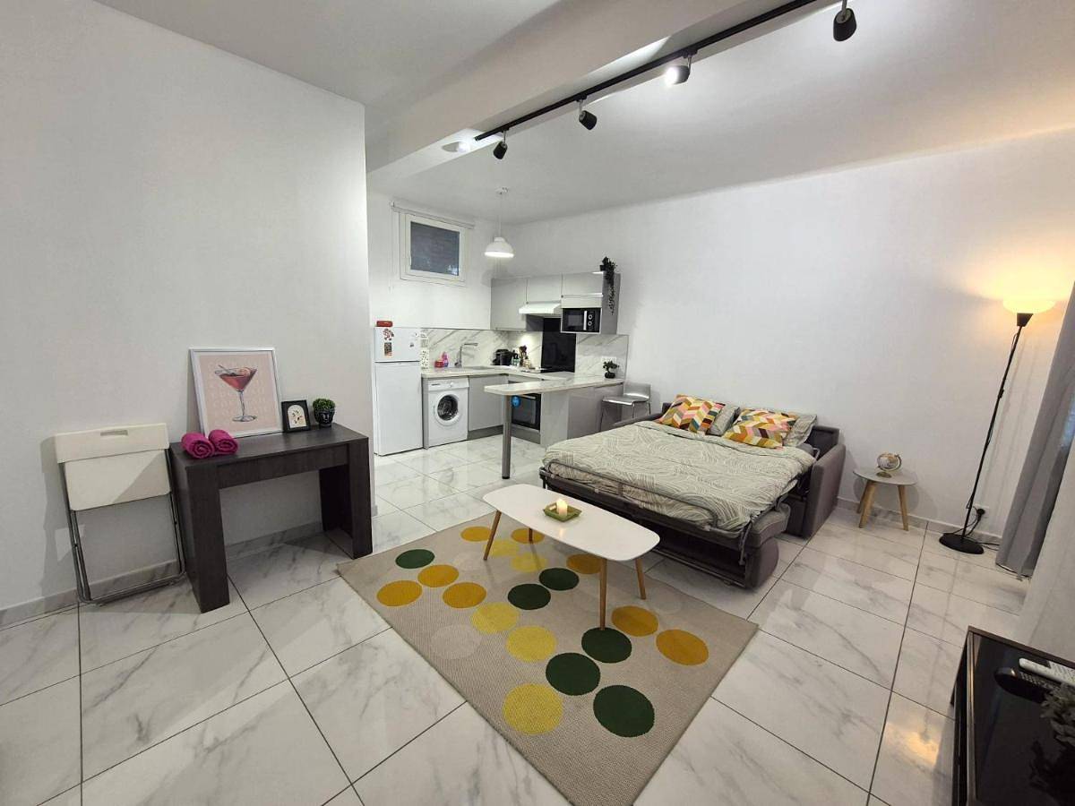 Appartement entier, Studio rénové au centre ville (15 min de la plage) in Nice, Côte méditerranéenne (France)