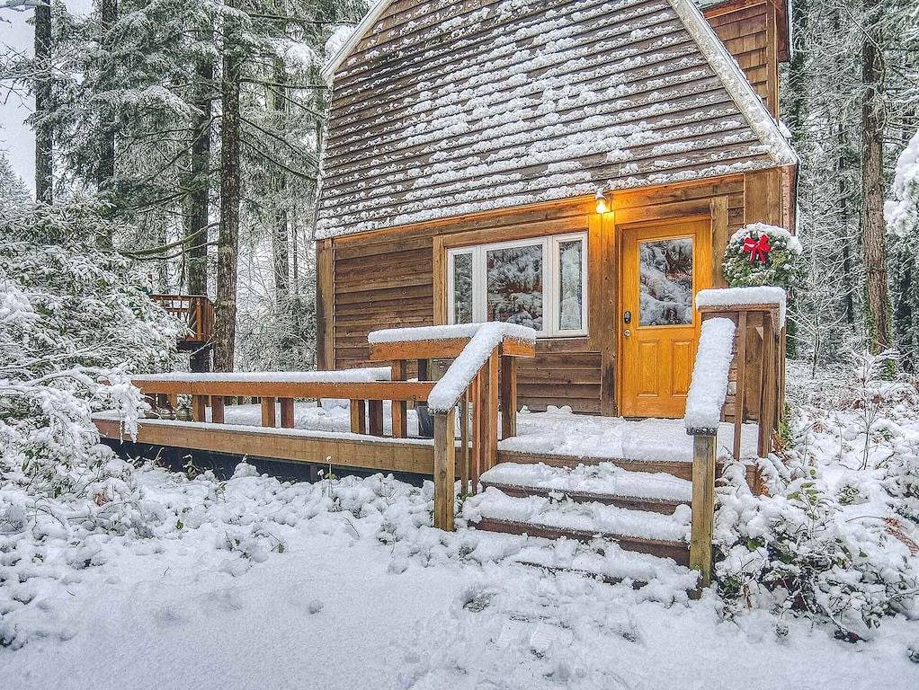 Secluded River Breeze Chalet, Hot Tub, Deck, Bbq, Woodstove, Dog-Friendly in Welches, Mount Hood