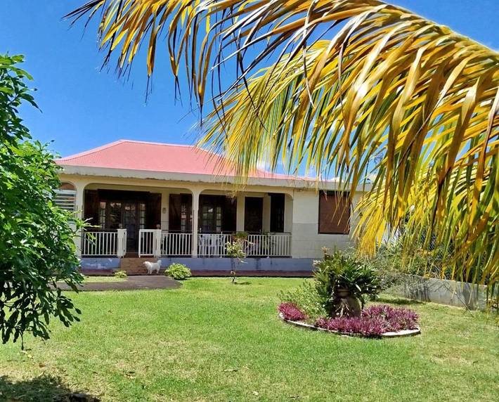 Gîte pour 2 personnes, avec jardin ainsi que piscine et vue, animaux acceptés à Gourbeyre - 2