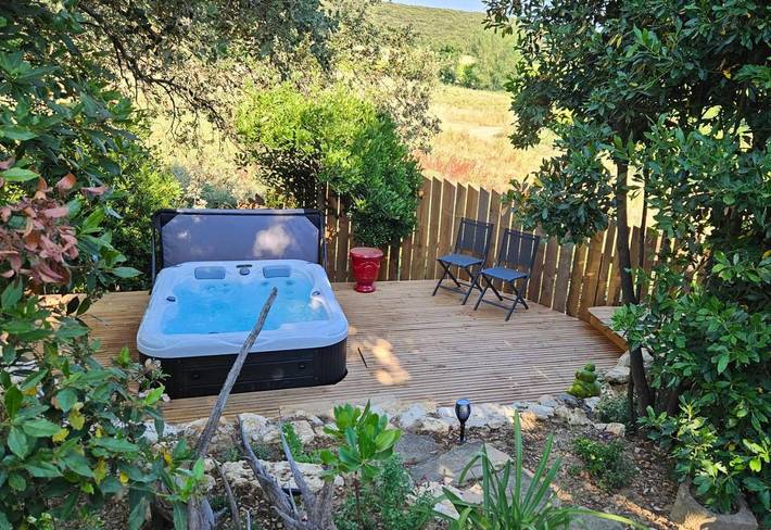 Appart’hôtel pour 2 personnes, avec Jacuzzi et Terrasse ainsi que Jardin et Piscine