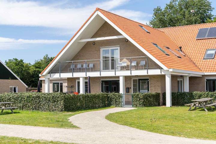 Vakantieappartement voor 24 personen, met Terras en Tuin in Nes
