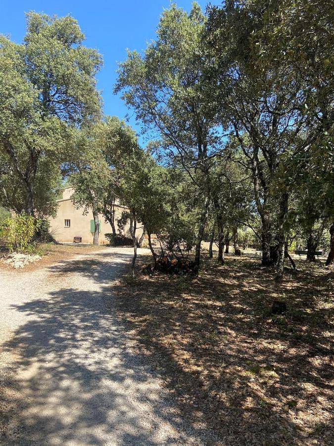 Location de vacances pour 7 personnes, avec piscine ainsi que vue et terrasse à Peypin-d'Aigues - 2