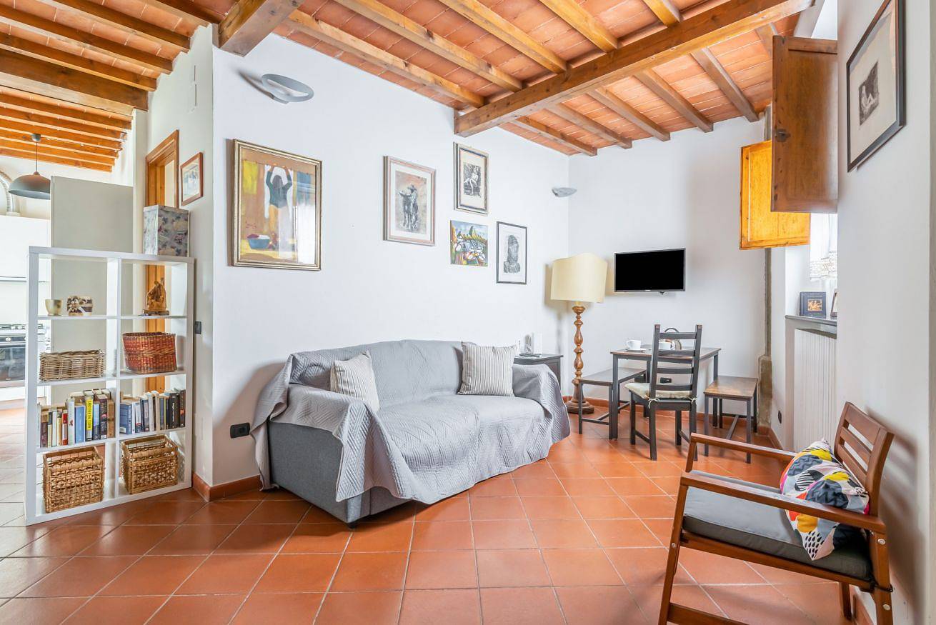 Entire apartment, Guesthost - Settignano Quiet Apartment with Private Parking in Florence, Florence Province