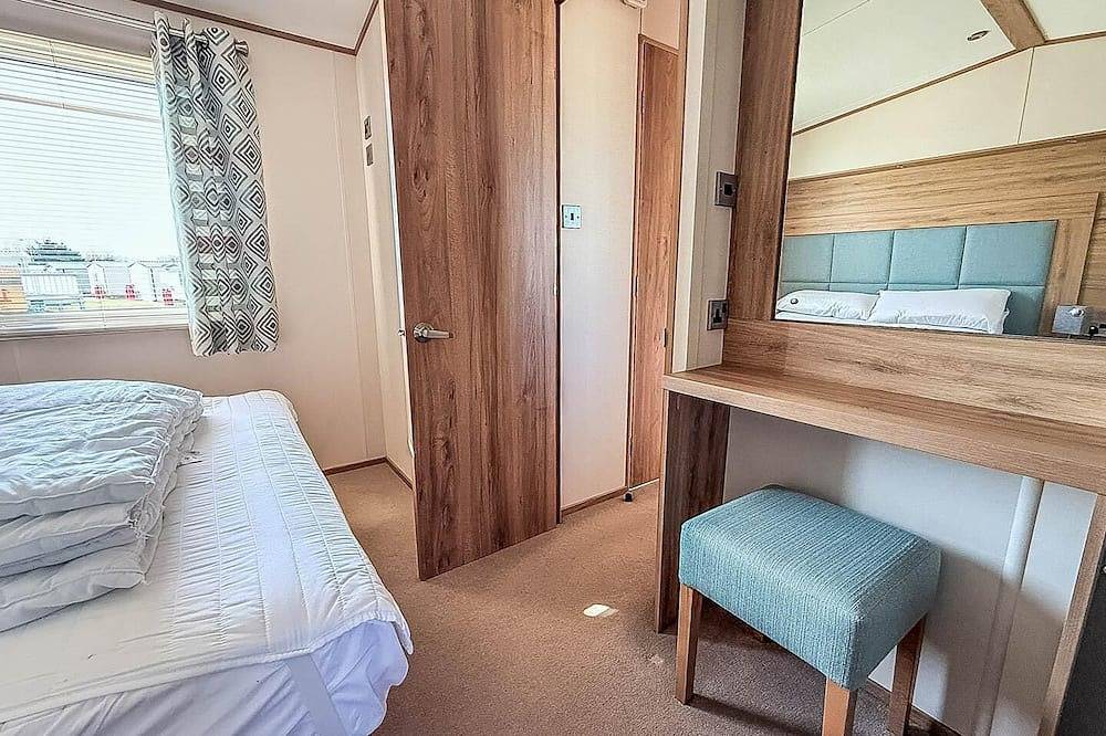 Modern 6 berth caravan with front decking at Manor Park, Hunstanton in Hunstanton, Norfolk Coast