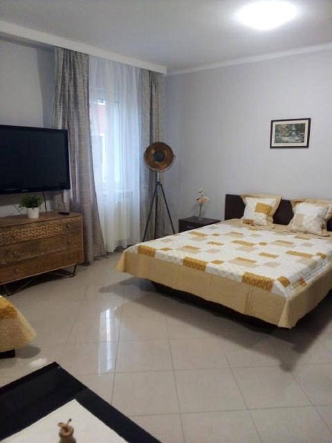 Gîte pour 2 personnes, avec vue ainsi que terrasse et jardin à Eger
