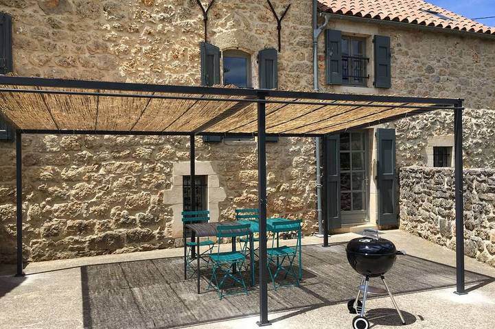 Gîte pour 5 personnes, avec terrasse et jardin, animaux acceptés à Saint-André-de-Vézines