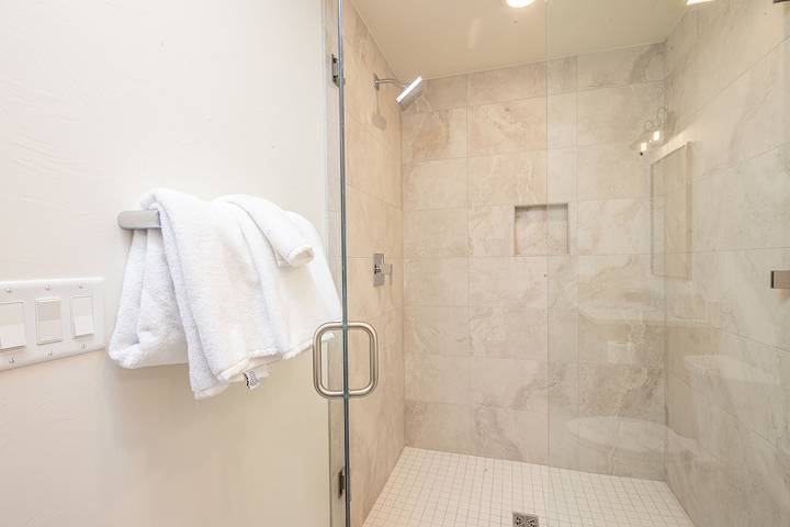 Vacation rental for 14 people, with hot tub and yard as well as balcony in Big Sky