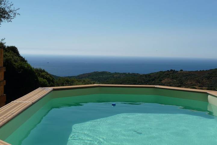 Chalet pour 5 personnes, avec piscine ainsi que jardin et terrasse