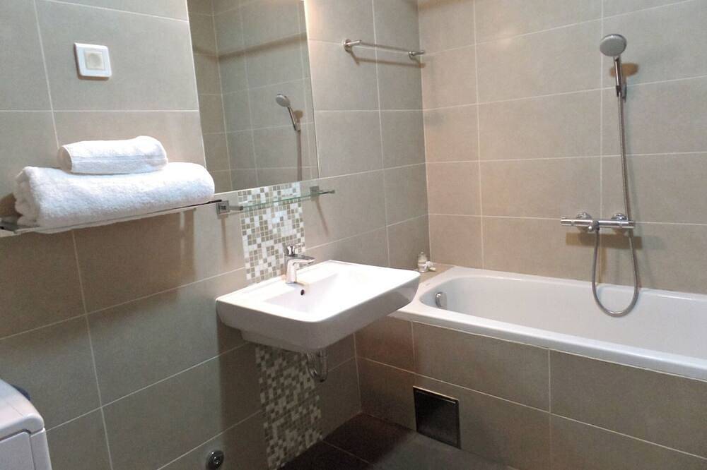 Ganze Wohnung, Brandneue Wohnung mit privatem Garten in Donji Morinj, Opština Kotor