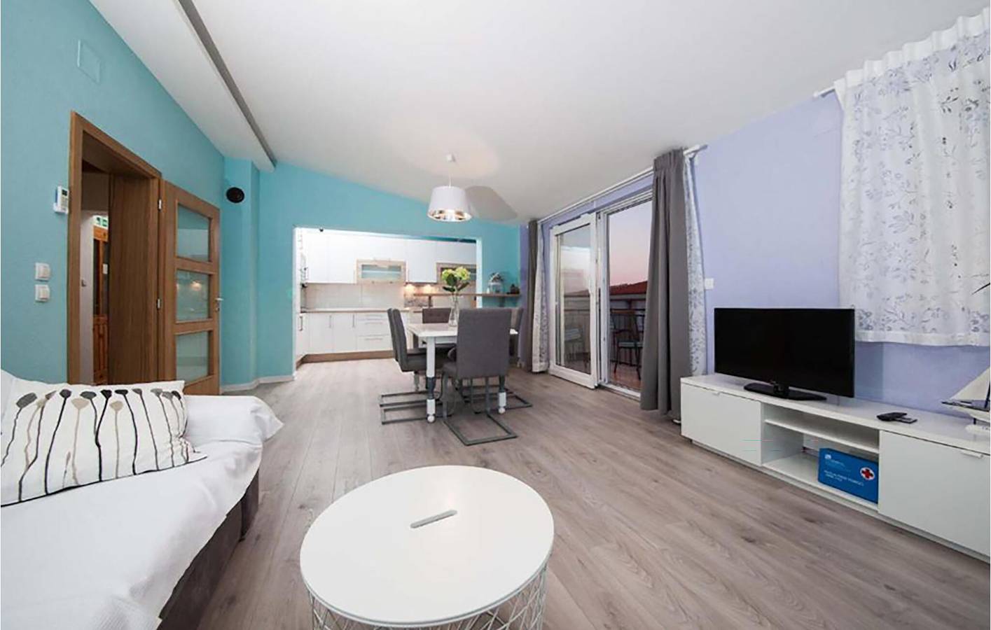 Ganze Ferienwohnung, Ferienwohnung mit Meerblick, Terrasse, WLAN und Parkplatz in Makarska in Makarska, Makarska Riviera