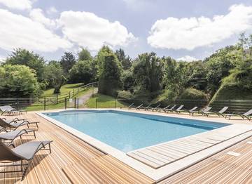 Gîte pour 30 personnes, avec piscine ainsi que terrasse et jardin, animaux acceptés à Auquainville