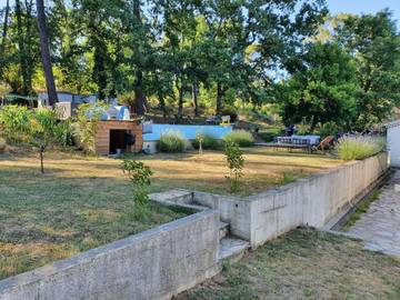 Location de vacances pour 7 personnes, avec piscine ainsi que jardin et terrasse à Salavas