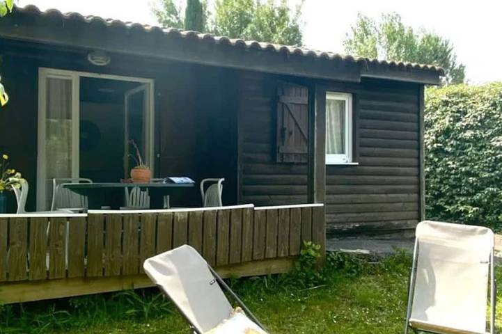 Gîte pour 3 personnes, avec terrasse et piscine à Villegly