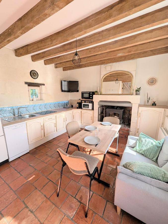 Location de vacances pour 3 personnes, avec terrasse et jardin ainsi que bassin pour enfant et piscine à Longué-Jumelles - 2