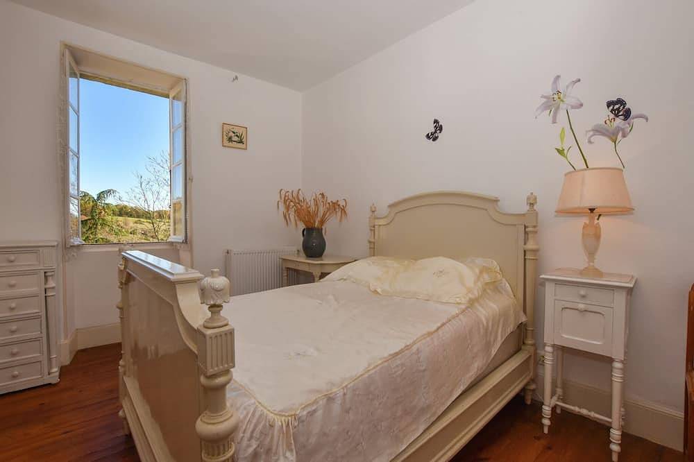 Charming Stay in Montfaucon in Montfaucon (Lot), Quercy