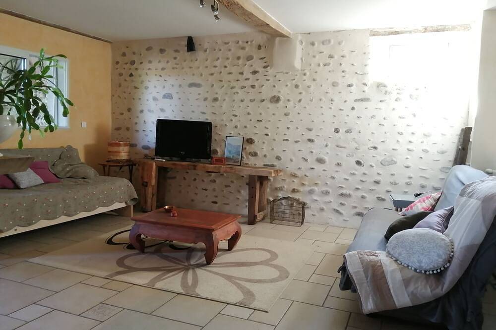 Notre gîte les saoumettes vous accueille devant la chaîne des Pyrénées in Laloubère, Hautes-Pyrénées