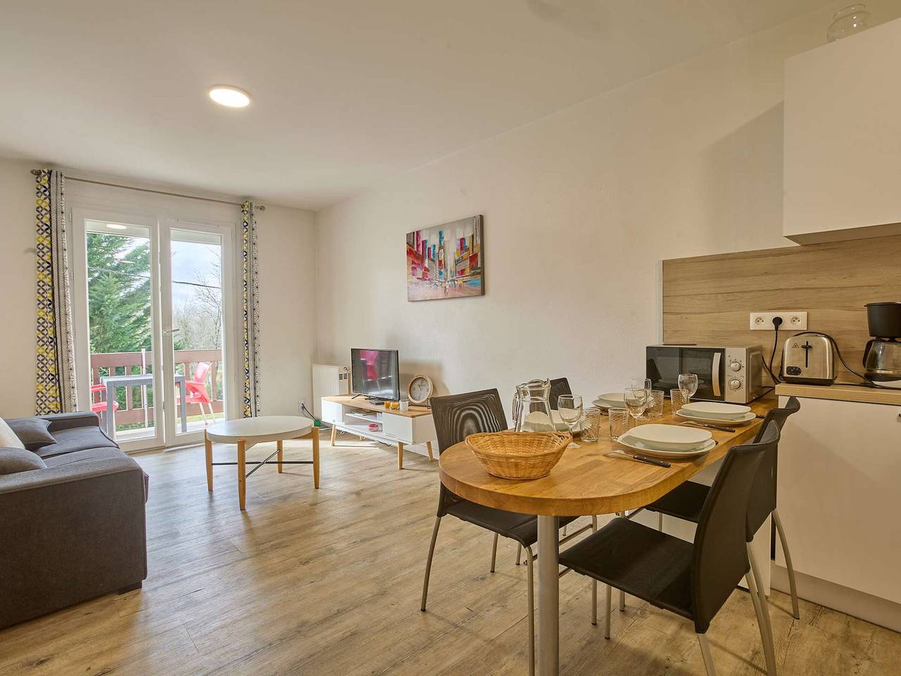 Appartement entier, Spacieux T2 rénové, vue nature, balcon sud, Wifi, parking à Barbotan in Cazaubon, Gers