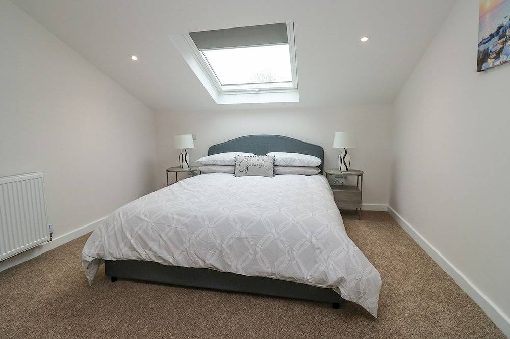 Springwell Lodge, pet friendly, country holiday cottage in Exeter in Exeter, Devon