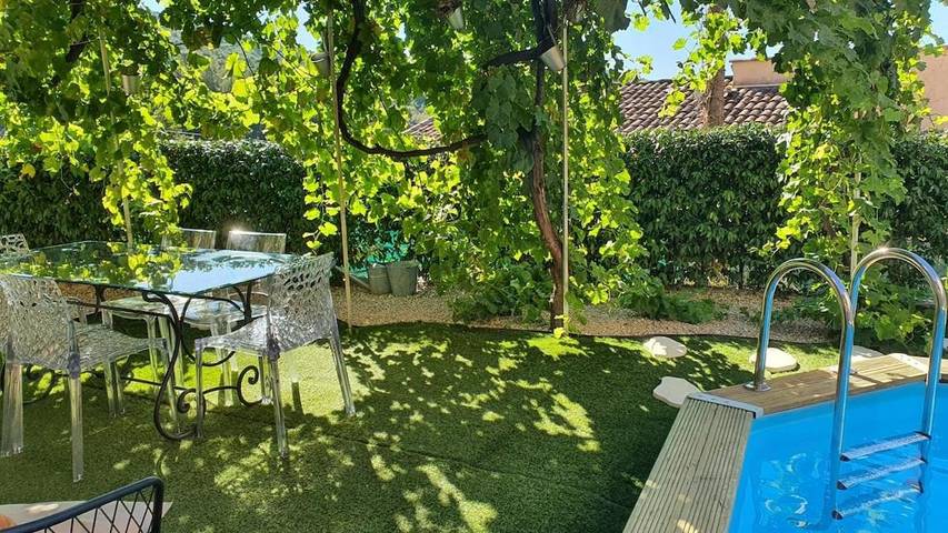 Location de vacances pour 8 personnes, avec vue ainsi que piscine et jardin à Bendejun