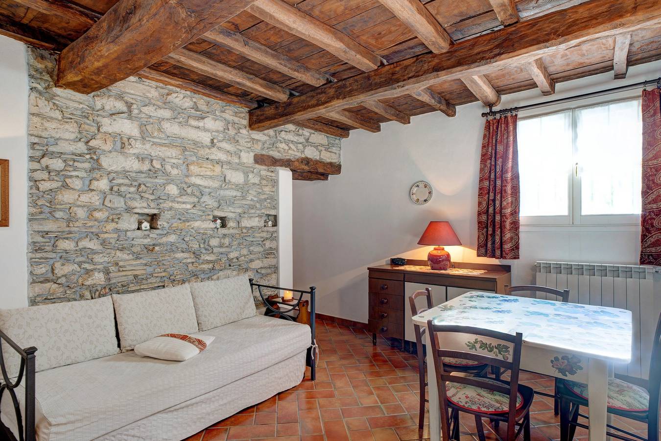 Ganze Wohnung, Apartment 'Il piccolo fienile' mit Gemeinschaftspool, Garten und Wlan in Vessalico, Ligurische Alpen