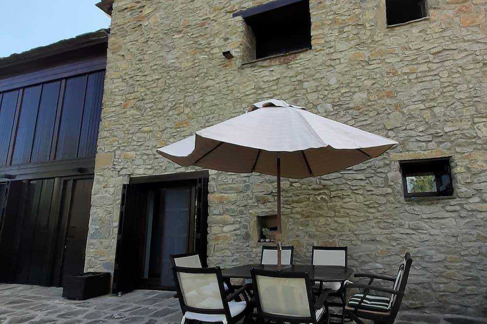 House with beautiful garden in Navasa, Jaca