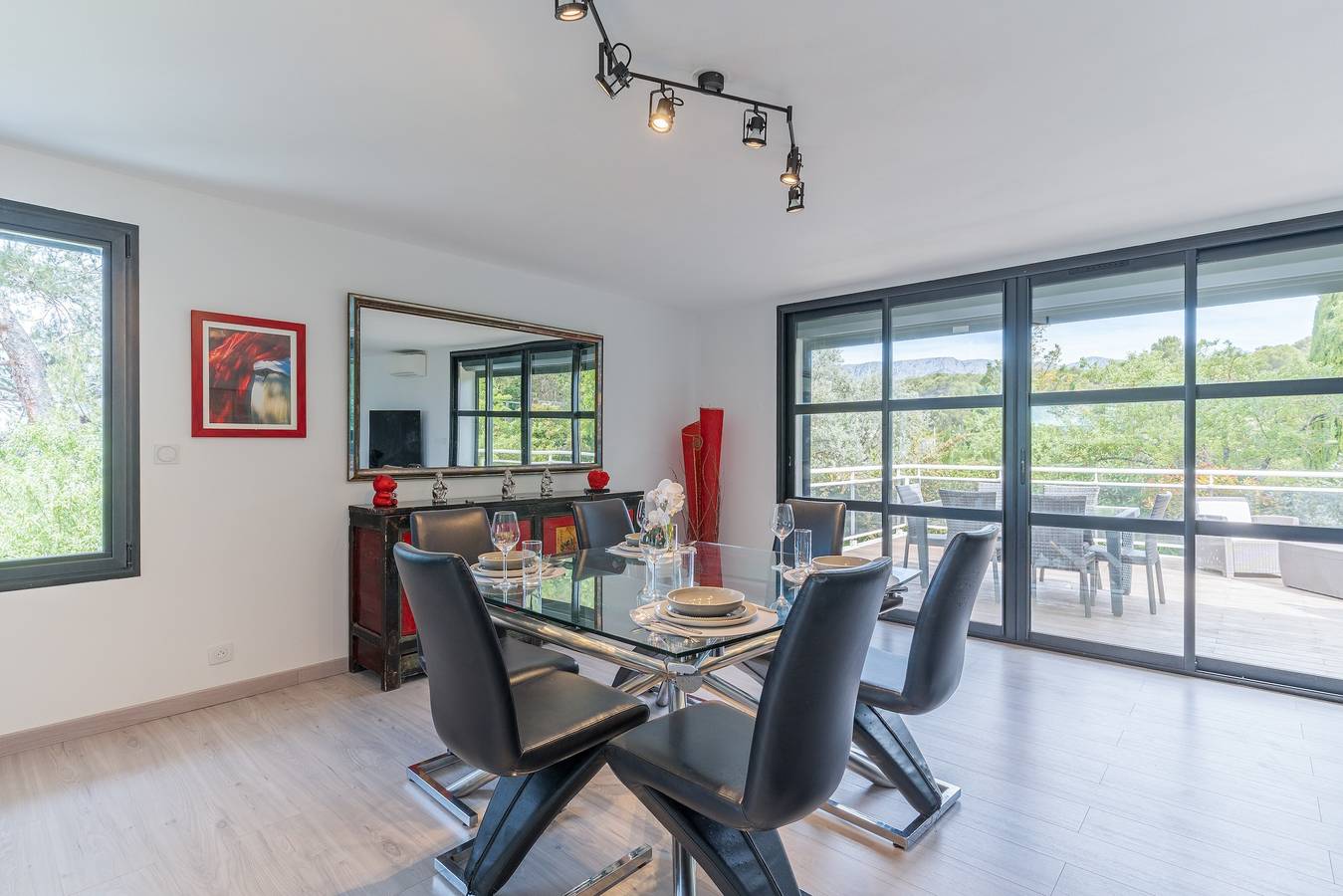 Entire apartment, Upper Villa with Sainte Victoire Mountain View, Shared Terrace, and Wi-Fi in Rousset, Aix-en-Provence region