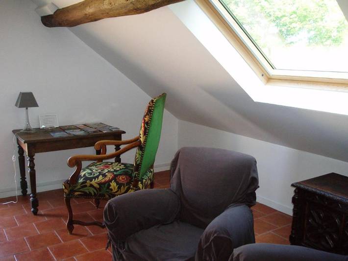 Location de vacances pour 3 personnes, avec vue ainsi que terrasse et piscine à Vallières-les-Grandes - 3